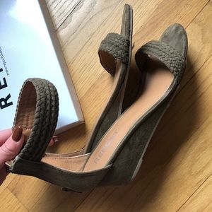 REPORT lightly worn green suede sandal wedge